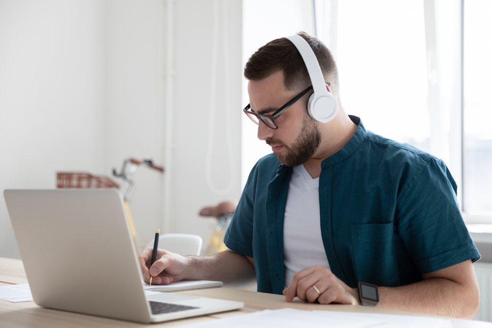 The Role of Freelancing in Building a Relocation-Friendly Portfolio